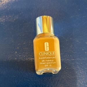 Clinique Superbalanced Silk Makeup SPF 15 in Golden Hue